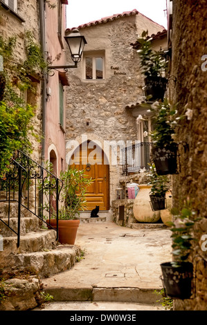 Europa, Frankreich, Alpes-Maritimes, Roquebrune-Cap-Martin. Typisches Steinhaus in einer alten Stadt. Stockfoto