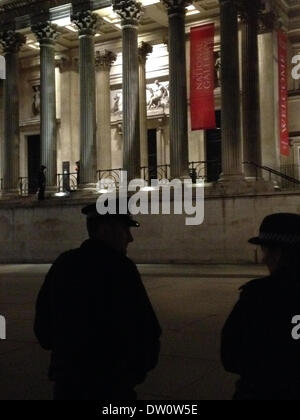 London, UK. 25. Februar 2014. Polizei Absperren Bereich außerhalb National Gallery am Trafalgar Square in London, als Mann droht von Kante zu springen. Hinweis: Bild auf dem Iphone. Bildnachweis: Nelson Pereira/Alamy Live News Stockfoto