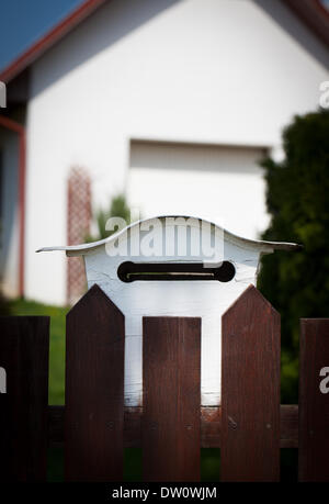 Cloes bis eines Postfachs auf der Straße Stockfoto