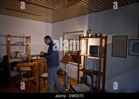 25. Februar 2014 - Rom, Italien - Silvio im Wohnzimmer seines Hauses in den Tagen seiner Vertreibung in Rom, Italien, am 25. Februar 2014. (Bild Kredit: Valerio Muscella/NurPhoto/ZUMAPRESS.com ©) Stockfoto