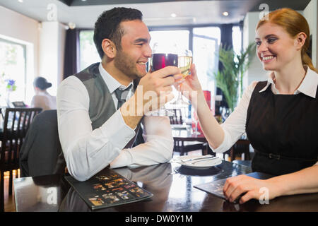 Glücklich Geschäftspartner Klirren Wein Gläser Stockfoto