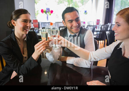 Drei Geschäftsleute rösten ihren Erfolg Stockfoto