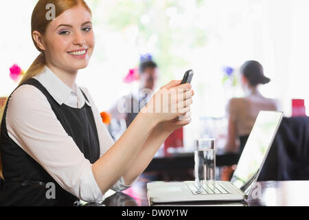 Glücklich Geschäftsfrau einen Text senden Stockfoto