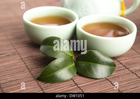 Eine Tasse grüner Tee mit mittelgewichtig Blätter Stockfoto