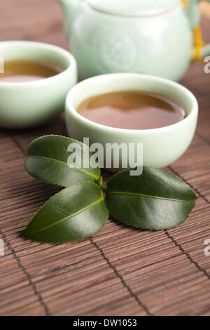 Eine Tasse grüner Tee mit mittelgewichtig Blätter Stockfoto