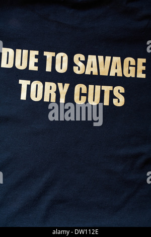 Aufgrund der drastischen Tory Kürzungen - Details zur Rückseite schwarzes t-shirt Stockfoto