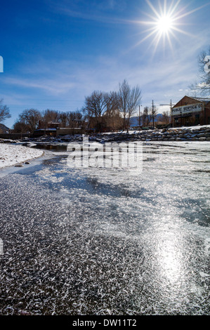 Eis auf den Arkansas RIver verläuft durch die historische Innenstadt von den kleinen Berg Stadt Salida, Colorado, USA Stockfoto