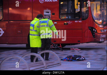 Clapham Junction, London, UK. 25. Februar 2014. Radfahrer ins Krankenhaus in lebensbedrohlichen Zustand nach Kollision mit Bus am Londoner Clapham Junction 25.02.2014 Credit: JOHNNY ARMSTEAD/Alamy Live News Stockfoto