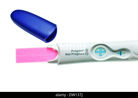 Home Schwangerschaft Test-Kit zeigt ein positives Ergebnis auf weißem Hintergrund Stockfoto
