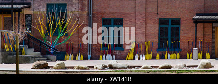 Panorama von Floß & Kajak Paddel aufgereiht außerhalb eines renovierten Steamplant, jetzt der Salida SteamPlant Theater, Salida, Colorado USA Stockfoto