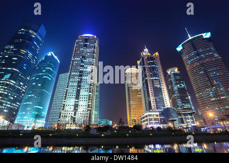 moderne Gebäude in der Nacht shanghai Stockfoto