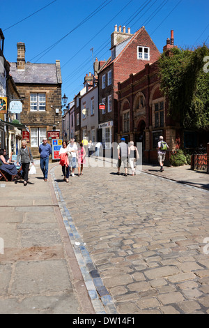 Whitby Stadtzentrum, Church Street nachschlagen. Stockfoto