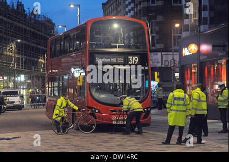 Clapham Junction, London, UK. 25. Februar 2014. Radfahrer ins Krankenhaus in lebensbedrohlichen Zustand nach Kollision mit Bus am Londoner Clapham Junction 25.02.2014 Credit: JOHNNY ARMSTEAD/Alamy Live News Stockfoto