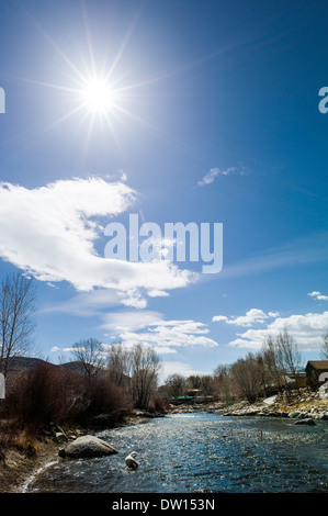 Arkansas Fluß läuft durch die historische Innenstadt von den kleinen Berg Stadt Salida, Colorado, USA Stockfoto