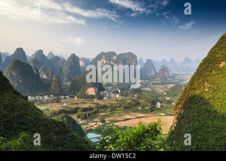 chinesische Bergwelt in Guilin-yangshuo Stockfoto