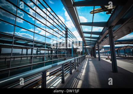 Flugzeug auf dem modernen Flughafen-terminal Stockfoto