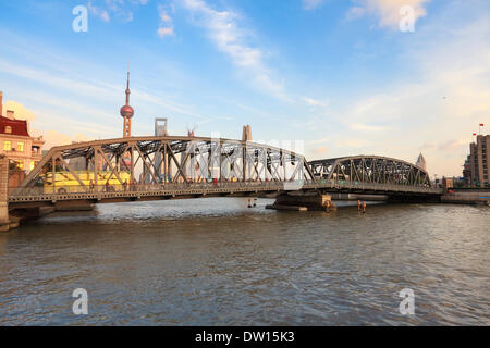 Shanghai Gartenbrücke in Dämmerung Stockfoto