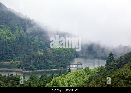 Wolken und Nebel im See Stockfoto