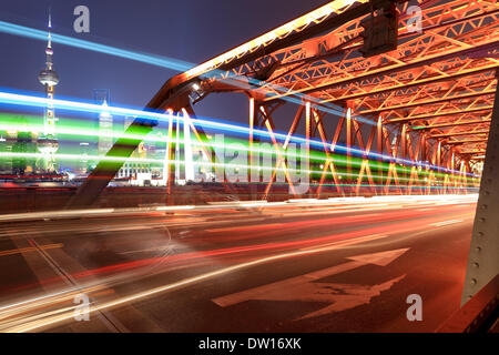 Lichtspuren auf der alten Brücke in shanghai Stockfoto