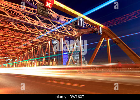 Nachtverkehr in shanghai Gartenbrücke Stockfoto