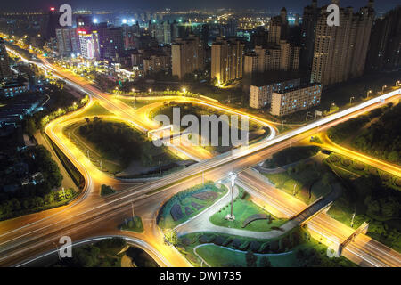Nachtverkehr auf der Autobahn-Überführung Stockfoto