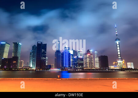 Shanghai Skyline mit Pier bei Nacht Stockfoto