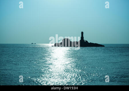 Leuchtturm-Silhouette im blauen Meer Stockfoto