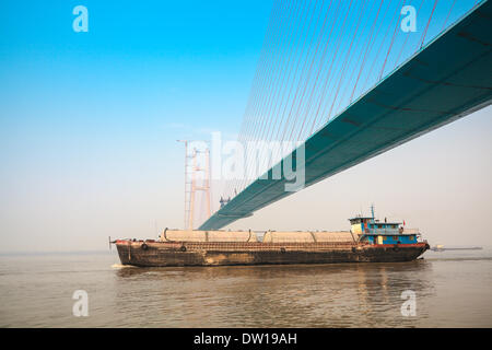 über die Brücke eines Frachters Stockfoto