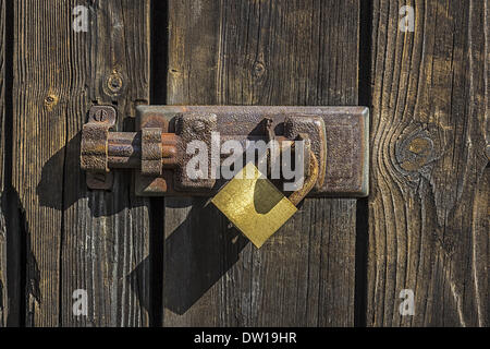 Alten Tastensperre auf Holztür Stockfoto