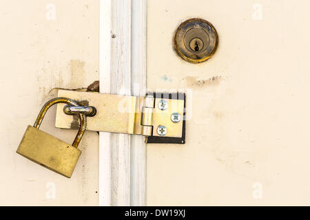 Alten Tastensperre auf weiße Tür Stockfoto