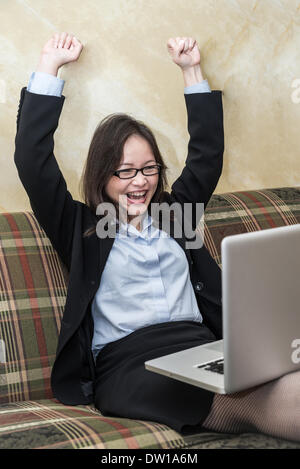 Frau mit Fäusten oben in der Luft Stockfoto