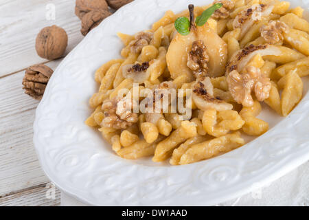 süße Knödel mit Birne und braunem Zucker Stockfoto