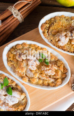 Apfel-Nuss-Streusel-Kuchen Stockfoto