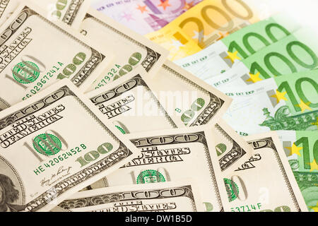 viele Euro und Dollar in einem Stapel Stockfoto