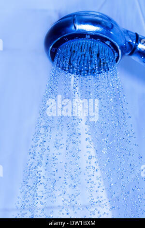 Dusche mit Wasser Tropfen im Bad Stockfoto