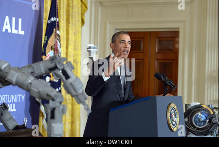 Washington DC, USA. 25. Februar 2014. US-Präsident Barack Obama spricht auf die Herstellung von Innovation Institute neben Roboterarme im Weißen Haus in Washington 25. Februar 2014. Obama am Dienstag angekündigt, die Einführung von zwei neuen öffentlich-privaten Instituten für die Herstellung von Innovation in seiner neuesten Administrationsaufwand zur Steigerung der modernen Fertigung und qualitativ hochwertige Arbeitsplätze zu fördern. Bildnachweis: Yin Bogu/Xinhua/Alamy Live-Nachrichten Stockfoto