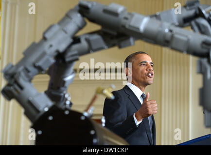 Washington DC, USA. 25. Februar 2014. US-Präsident Barack Obama spricht auf die Herstellung von Innovation Institute neben Roboterarme im Weißen Haus in Washington 25. Februar 2014. Obama am Dienstag angekündigt, die Einführung von zwei neuen öffentlich-privaten Instituten für die Herstellung von Innovation in seiner neuesten Administrationsaufwand zur Steigerung der modernen Fertigung und qualitativ hochwertige Arbeitsplätze zu fördern. Bildnachweis: Yin Bogu/Xinhua/Alamy Live-Nachrichten Stockfoto