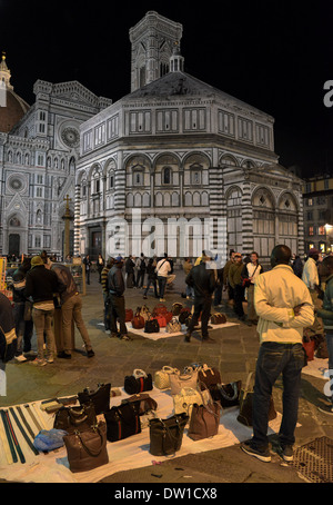 die berühmte mittelalterliche Basilika oder Duomo von Florenz in Italien bei Nacht Stockfoto