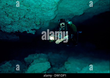 Taucher schwimmen durch die Unterwasserhöhle Kulukan Cenote, Halbinsel Yucatan, Mexiko Stockfoto