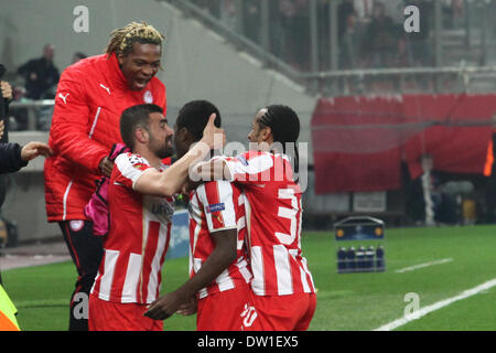 Athen, Griechenland. 25. Februar 2014. GreeceAthens-February252014:Olympiakos-Spieler feiern ein Tor gegen Manchester United in der UEFA Champions League letzten 16, erste Bein Fußballspiel zwischen Olympiakos und Manchester United im Karaiskaki-Stadion in Piräus am Februar 25,2014 Credit: Yiannis Kourtoglou/Alamy Live News Stockfoto