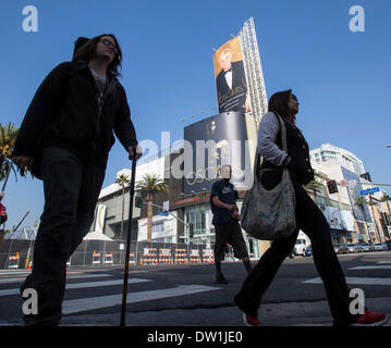 Los Angeles, Februar 25. 2. März 2014. Die Menschen gehen vorbei an das Plakat der kommenden 86. Academy Awards vor dem Dolby Theater in Hollywood von Los Angeles, USA, 25. Februar 2014. Die 86. Oscar-Verleihung wird am 2. März 2014 stattfinden. © Zhao Hanrong/Xinhua/Alamy Live-Nachrichten Stockfoto