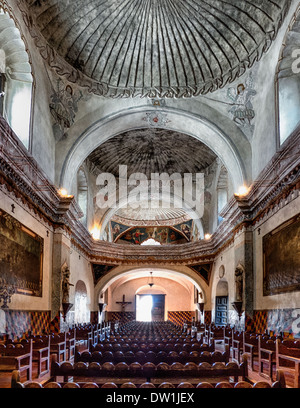 Die Hauptkapelle, Blick vom Altar zum Eingang bei Missionskirche San Xavier Del Boc Stockfoto