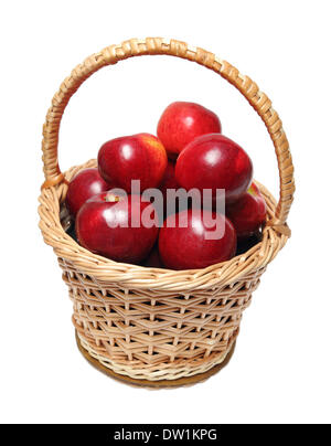 Korb mit roten Äpfeln, isoliert auf weiss Stockfoto