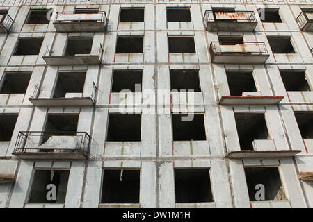 Milovice, Tschechische Republik. 25. Februar 2014. Eine verlassene Wohnung Gebäude, die für die sowjetische Armee Offiziere im Bereich der sowjetischen Militärbasis in Milovice, verwendet wurde liegt etwa 40 km von Prag, Tschechien. Ruinen der ehemaligen sowjetischen Militärbasis in Milovice sollen in kommenden Monaten um Platz für neue Gebäude abgerissen werden. Die Basis hat seit mehr als zwanzig Jahren aufgegeben worden, da die sowjetischen linke Tschechoslowakei im Jahr 1991 Truppen. Jetzt überlebt die verlassenen Militärbasis für die letzten Tage. Stockfoto