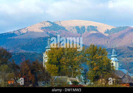 Herbst Nebel Bergdorf Stockfoto