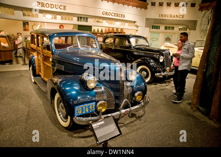 Besucher bewundern klassische 1939 Pontiac Kombi auf dem Display an das Petersen Automotive Museum in Los Angeles, CA Stockfoto