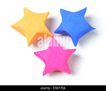 Bunte Origami-Papier-Sterne auf weißem Hintergrund Stockfoto