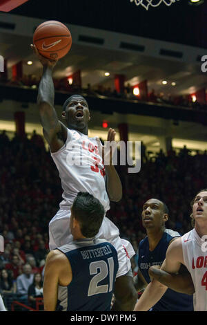 Albuquerque, New Mexico. 25. Februar 2014. New Mexico Lobos bewachen Deshawn Delaney #33 in Aktion während der zweiten Hälfte des NCAA-Basketball-Spiel zwischen Utah State Aggies und Universität New Mexico Lobos an der Grube in Albuquerque, New Mexico. Die Lobos besiegte die Aggies 67 58. Kredit Bild © Lou Novick/Cal Sport Media/Alamy Live-Nachrichten Stockfoto