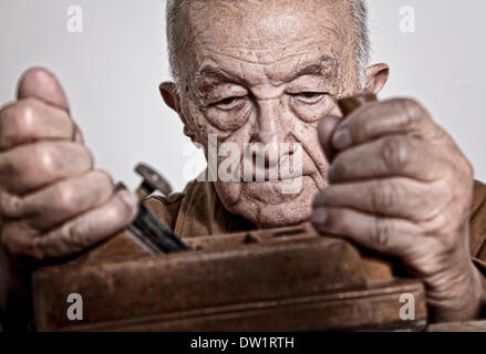 OL Mann bei der Arbeit Stockfoto