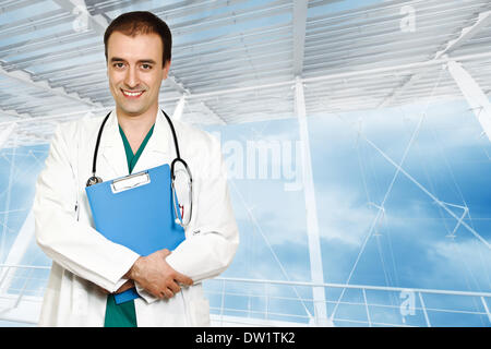 lächelnde junge Ärztin Stockfoto